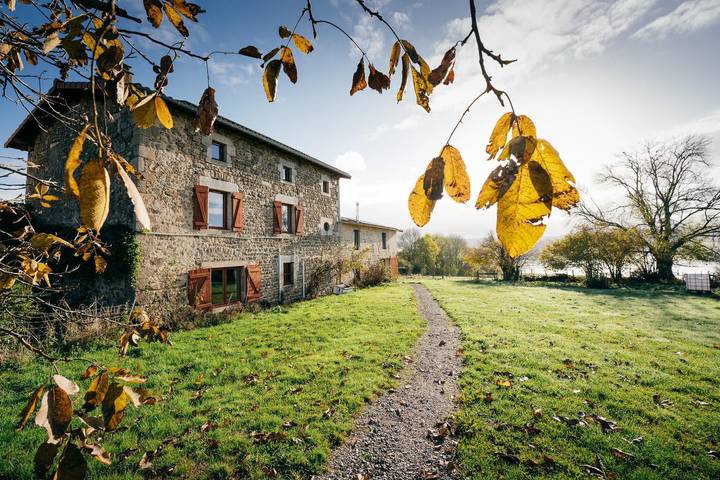 Gîte pour 13 personnes, avec terrasse ainsi que sauna et jardin, animaux acceptés