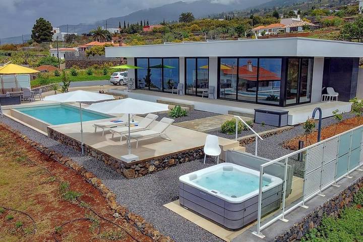 Villa für 4 Personen, mit Whirlpool und Terrasse sowie Pool und Ausblick auf La Palma