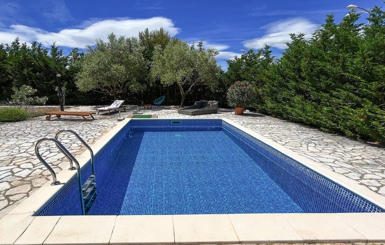 Gemütlich, nur 1 km von der Küste entfernt: 2-Zimmer-Wohnung mit Pool und Parkplatz in Novigradsko More, Zadar