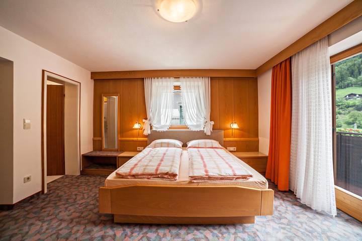 Entire apartment, Vacation Apartment "Moosmair 1" with Mountain View, Wi-Fi, Terrace & Garden in St. Martin in Passeier, Passeiertal