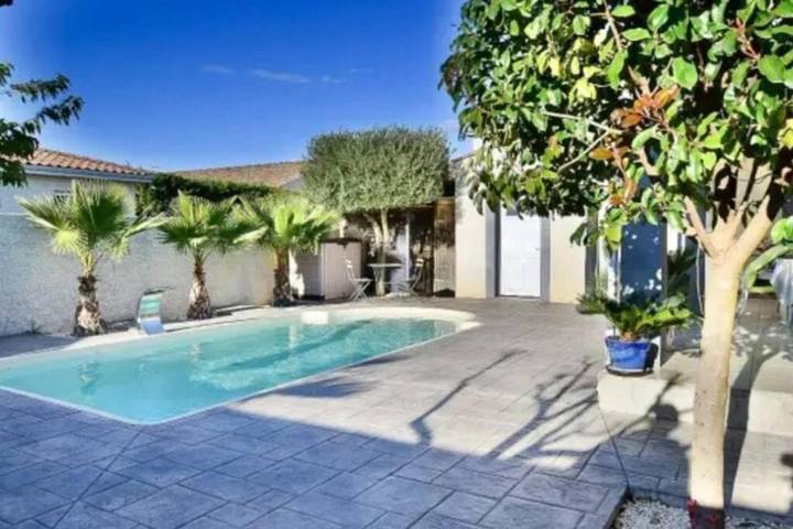 Location de vacances pour 6 personnes, avec piscine ainsi que vue et jardin à Florensac - 4