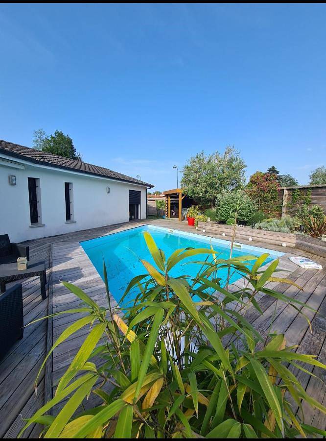 Gîte pour 2 personnes, avec Terrasse et Piscine à Mées