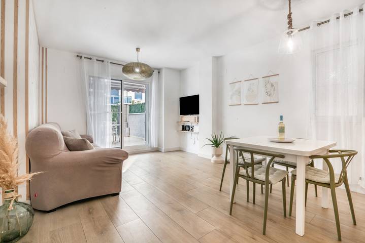 Apartamento entero, Apartamento 'Prendisole Denia' con vistas a la montaña, Wi-Fi y aire acondicionado in Las Marinas, Dénia