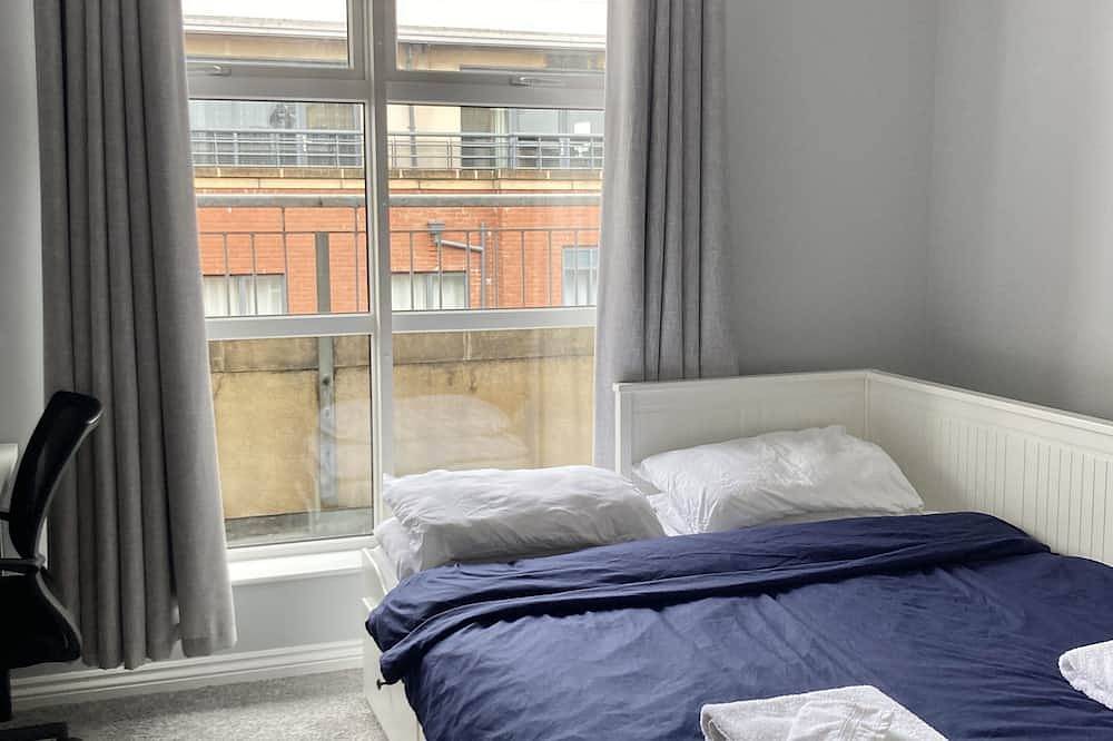 Entire apartment, Stylish 2-bed, 2-bath condo with private balcony in Belfast, County Antrim