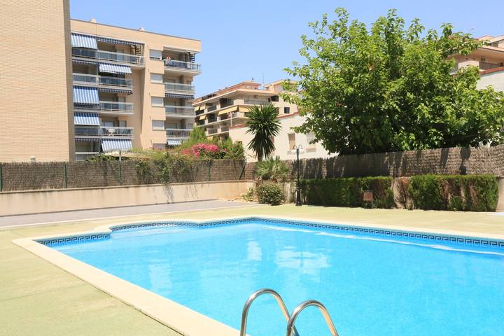 Apartamento para 6 personas, con jardín además de piscina y terraza, Familias con niños en Vilaseca