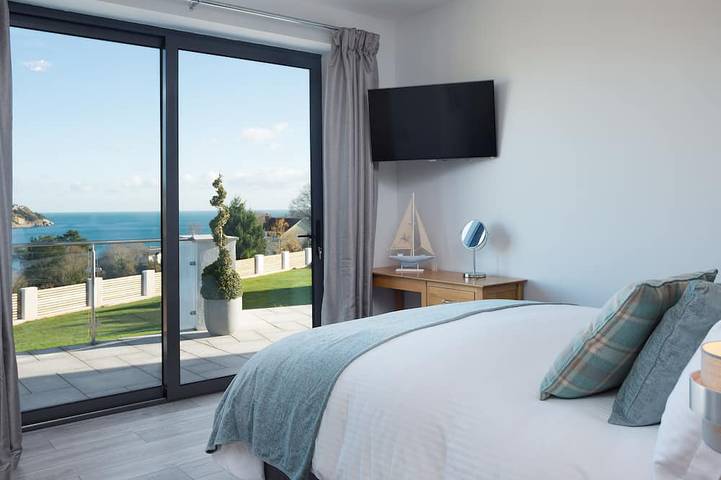 Appartement entier, Appartement de luxe - 4 personnes - Vues spectaculaires avec piscine privée et bain à remous in Torquay, Torbay