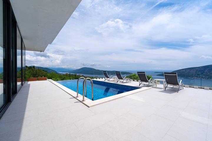 Villa für 8 Personen, mit Meerblick und Terrasse sowie Pool, mit Haustier in Montenegro - 2