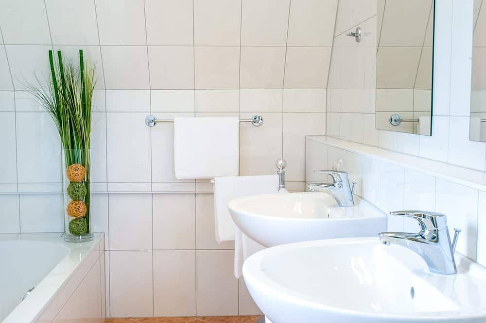 Ferienhaus am Wörthersee in Pörtschach, Garten, Terrasse, privater Seezugang in Pörtschach am Wörthersee, Klagenfurt-Villach