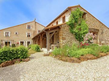 Gîte pour 6 personnes, avec piscine, adapté aux familles à Roussines