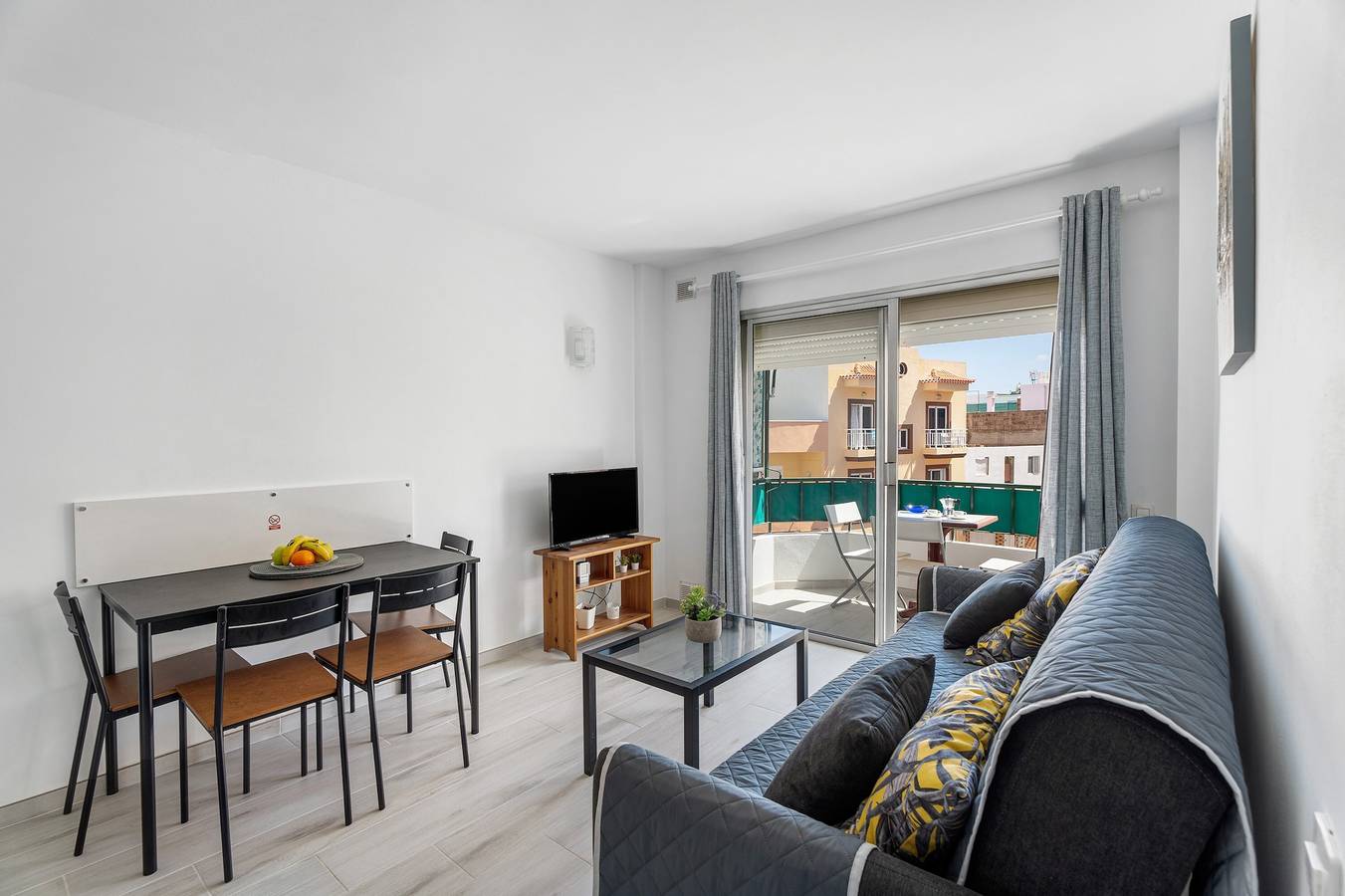 Apartamento entero, Apartamento de vacaciones 'La Concha' con vistas al mar, piscina compartida y balcón in Aroba, Candelaria