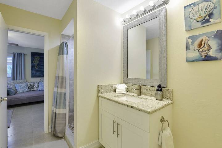 Vacation rental for 12 people, with hot tub and yard as well as balcony in North Naples