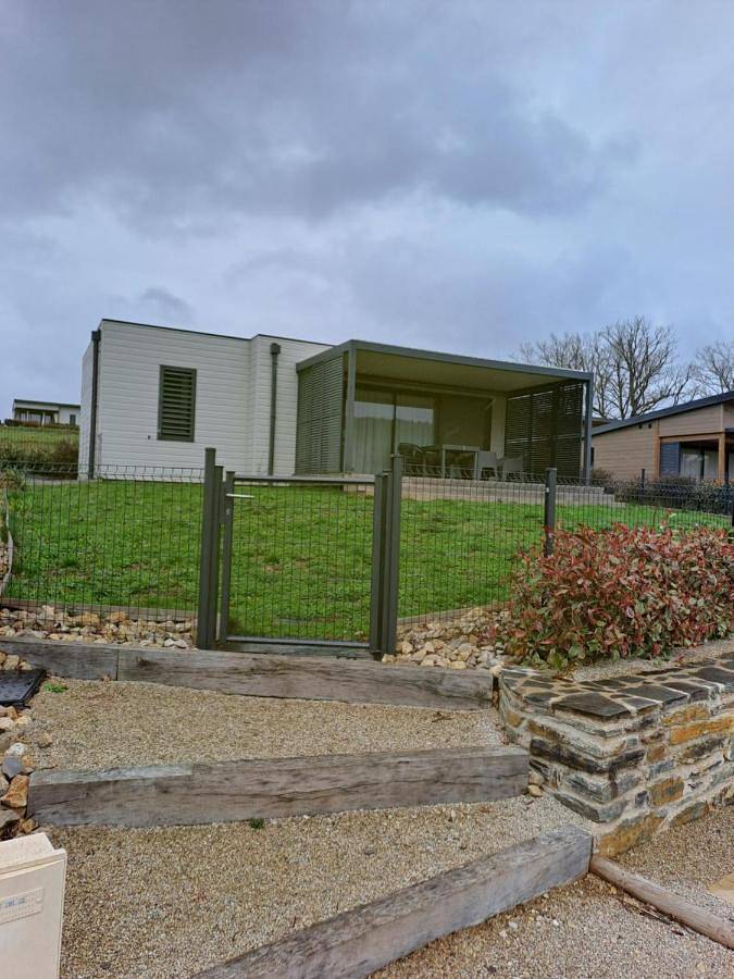 Gîte pour 4 personnes, avec Terrasse et Jardin ainsi que Vue sur le lac et Vue à Le Vibal