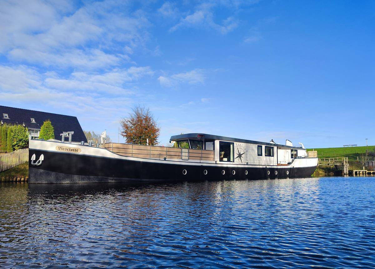 Hausboot mit Sauna, Kaminofen, Klimaanlage, Lounge, Hot Tub (April-Oktober), Sonnendeck und Garten mit Buddelschiff direkt hinterm Deich in Otterndorf in Otterndorf, Cuxland