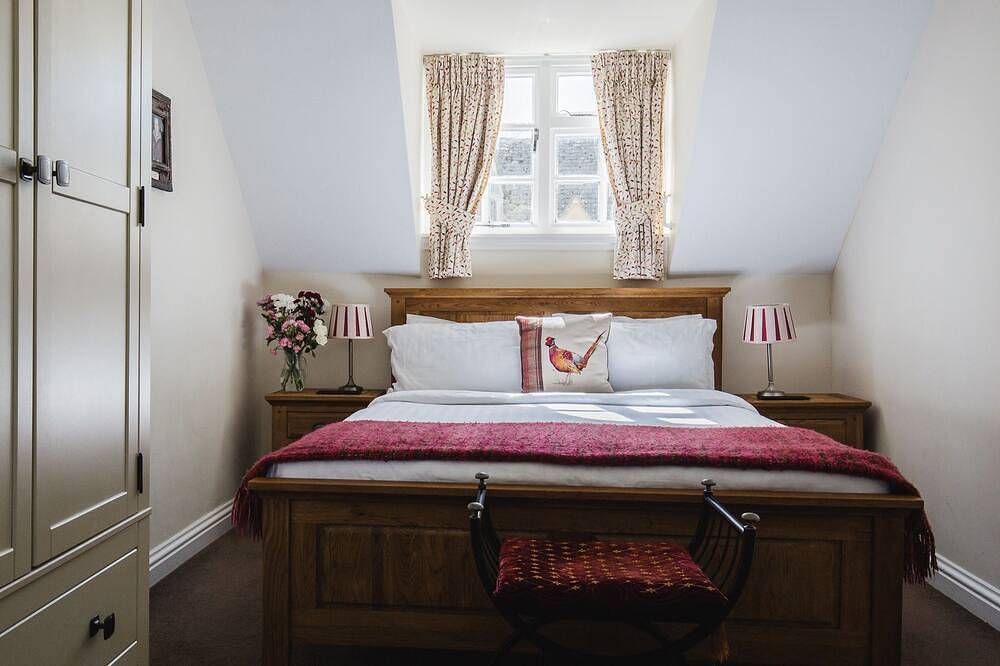 A sudeley castle cottage that sleeps 6 guests  in 2 bedrooms in Winchcombe, Gloucestershire