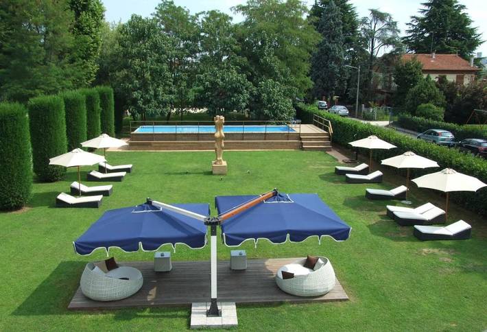 Ferienhaus für 4 Personen, mit Balkon und Whirlpool sowie Terrasse und Garten