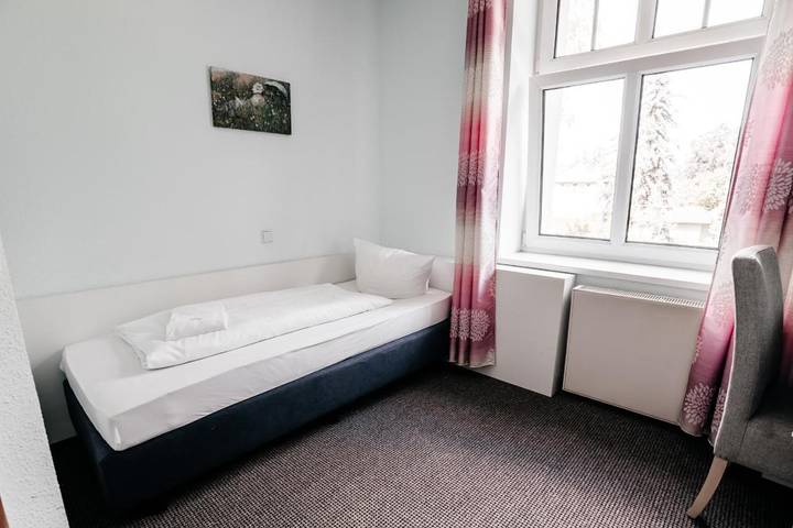 Hotel für 3 Personen, mit Terrasse und Garten in Heidesee - 4