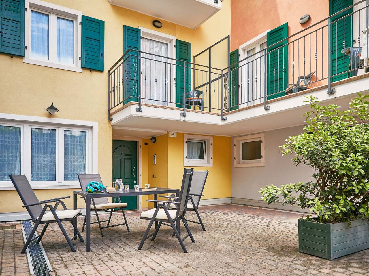 Freistehende Villa mit großem Innenhof in Riva del Garda, Garda-Fjellene