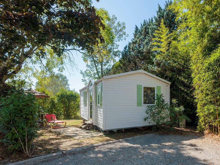 Flower Camping Les Paillotes en Ardeche - Mobilheim 6 personen - 27,5m² Standard (2 Schlafräume - 4/6Pers.) + Klimaanlage + Strohhütte im Freien in Ruoms, Ardèche