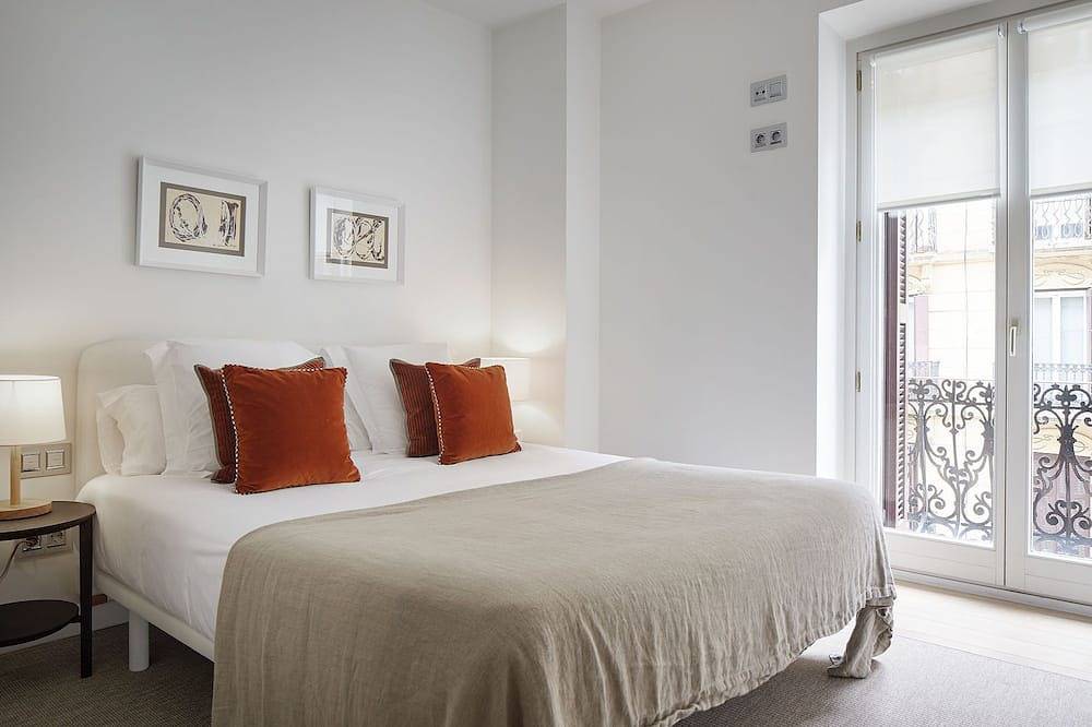 Entire apartment, Easo Suite 2B in Playa de la Concha, San Sebastian