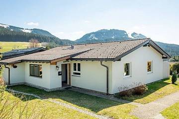 Ferienhaus für 4 Personen, mit Garten und Terrasse sowie Pool, mit Haustier in Nesselwang