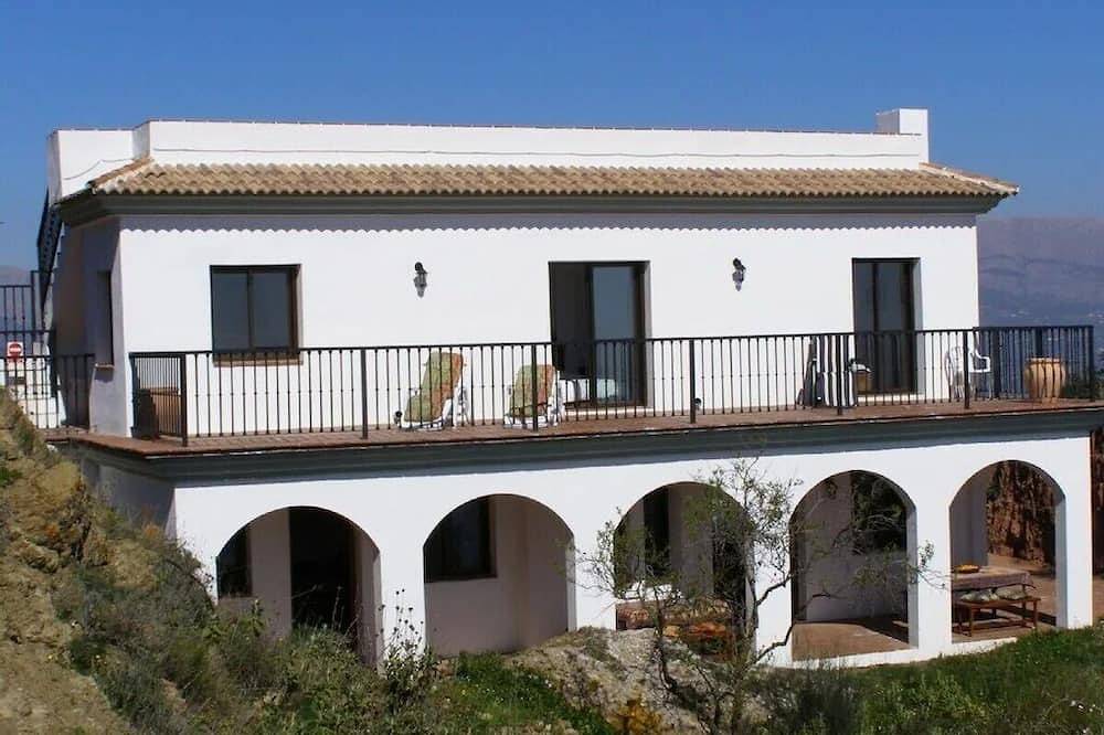 A Luxury 3 Bedroom Villa near to Comares, with wonderful views all around in Comares, Provincia de Málaga