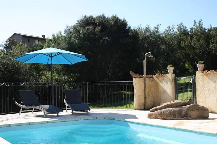 Location de vacances pour 5 personnes, avec Jacuzzi et Terrasse ainsi que Jardin et Piscine à Porto-Vecchio