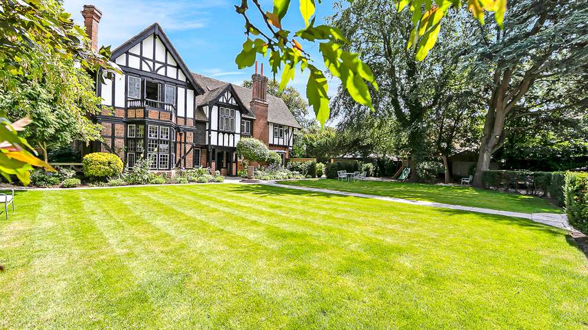 Villa for 24 people, with garden in Bournemouth