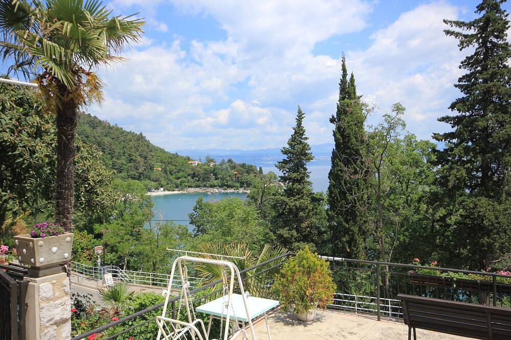 Ganze Wohnung, 1-Zimmer-Ferienwohnung mit Terrasse und Meerblick Medveja, Opatija (A-2305-c) in Medveja, Opatija Riviera