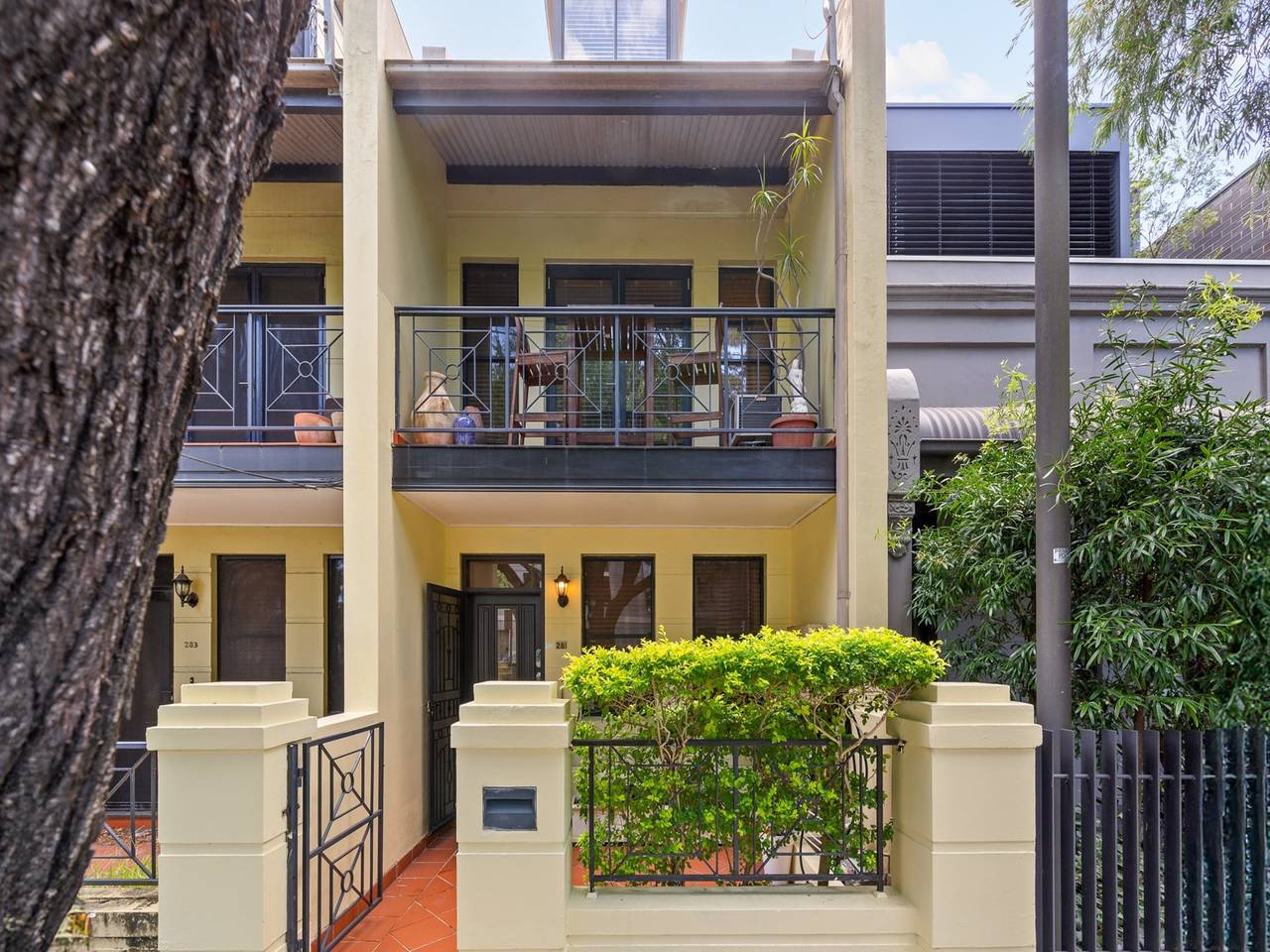 Entire apartment, Spacious 2-Bed Townhouse with Garage & Patio in Sydney, New South Wales