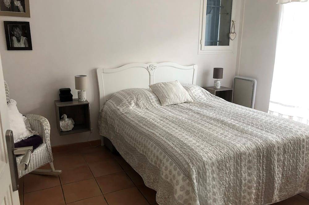 A charming vacation home in a pretty Provencal village in La Cadière-d'Azur, Toulon regio