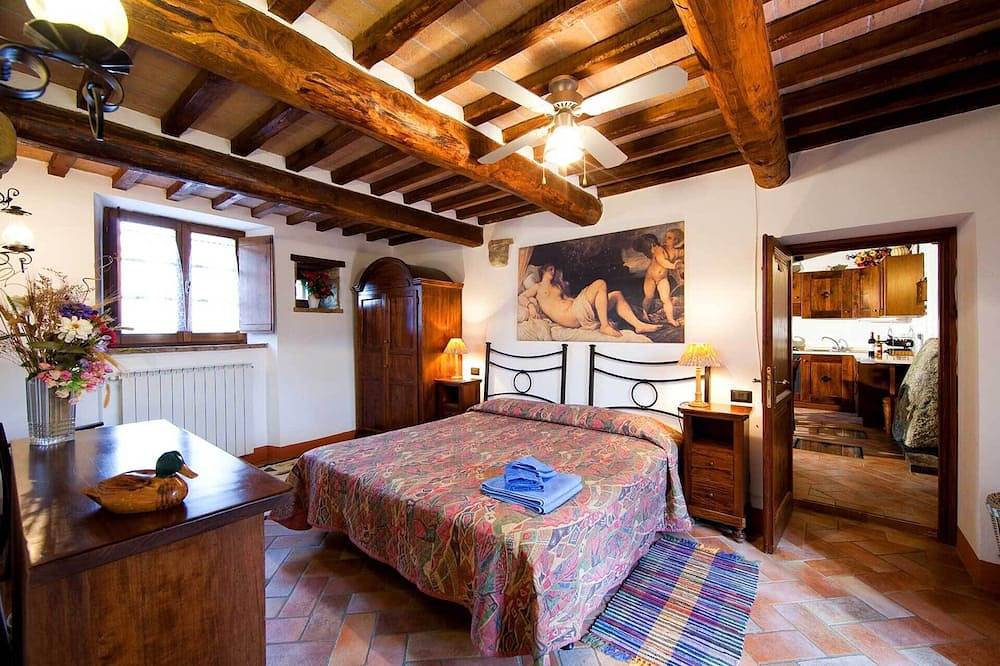 Entire apartment, Large country apartment in Cortona 1bed1bath with shared pool & gorgeous gardens in Scanizza, Umbria