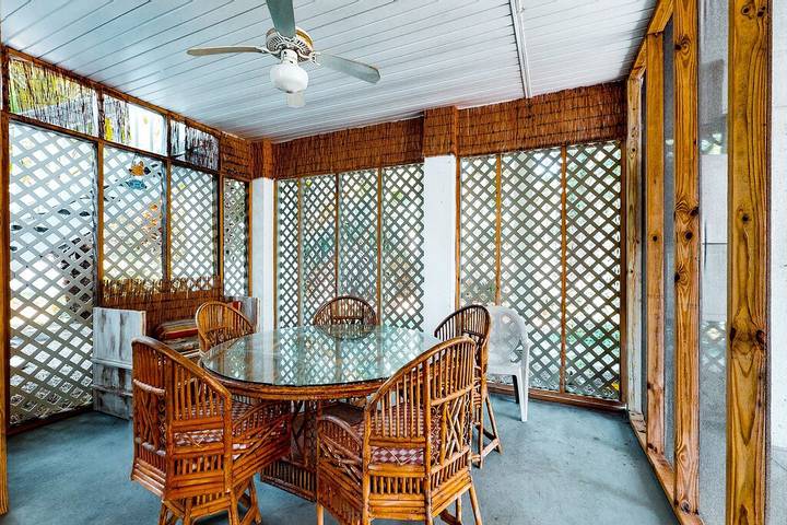 Vacation rental for 14 people, with balcony and yard in St. George Island