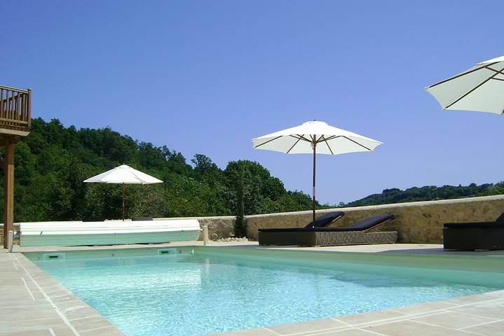 Gîte pour 6 personnes, avec terrasse ainsi que jardin et piscine