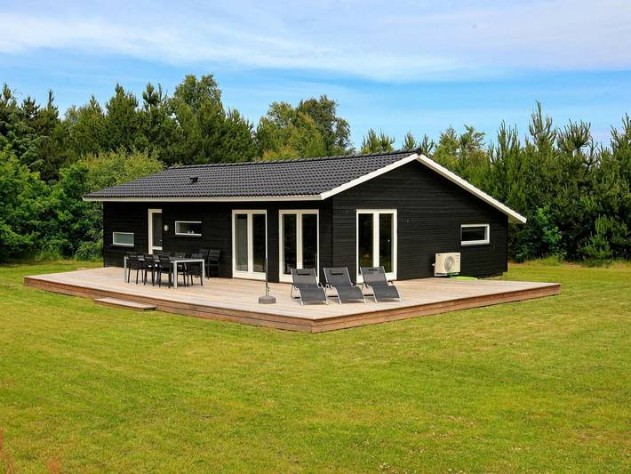 Feriehus for 6 personer, Jacuzzi og Terrasse i tillegg til Hage og Sauna i Jerup