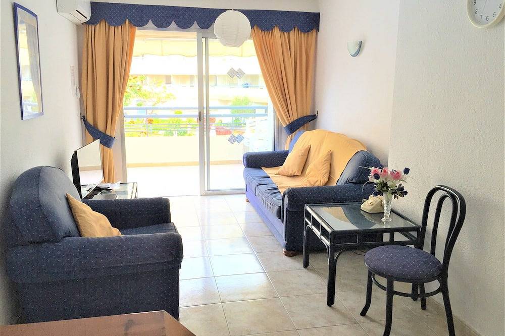 2 Bed Hotel Apt. Sleeps 3/4, Five minutes walk to Beach, Shops & Restaurants  in Playa Puerto Colón, Adeje