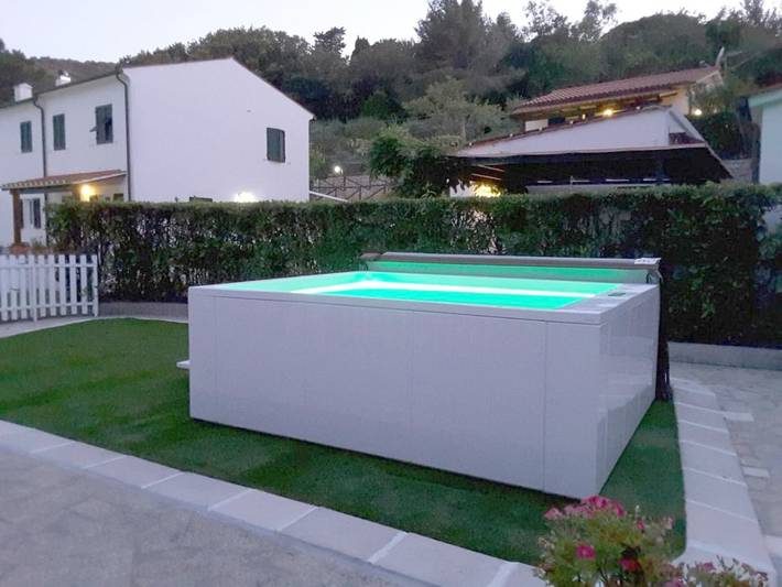 Ferienhaus für 4 Personen, mit Whirlpool und Terrasse sowie Garten und Ausblick in Procchio