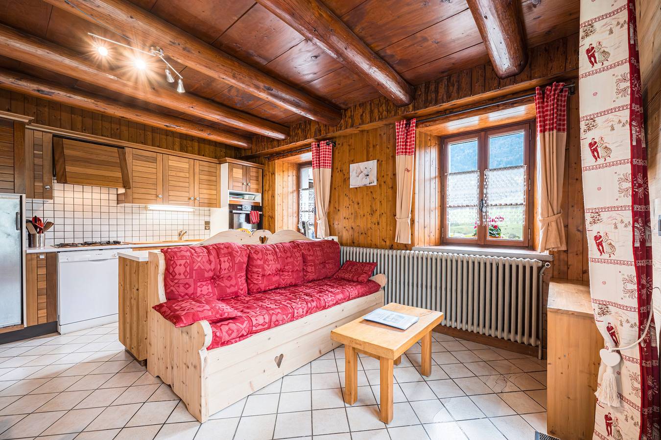 Apartamento entero, Apartamento 'Montcharvin' con vistas a la montaña, terraza privada y Wi-Fi in Praz-sur-Arly, Pays du Mont-Blanc