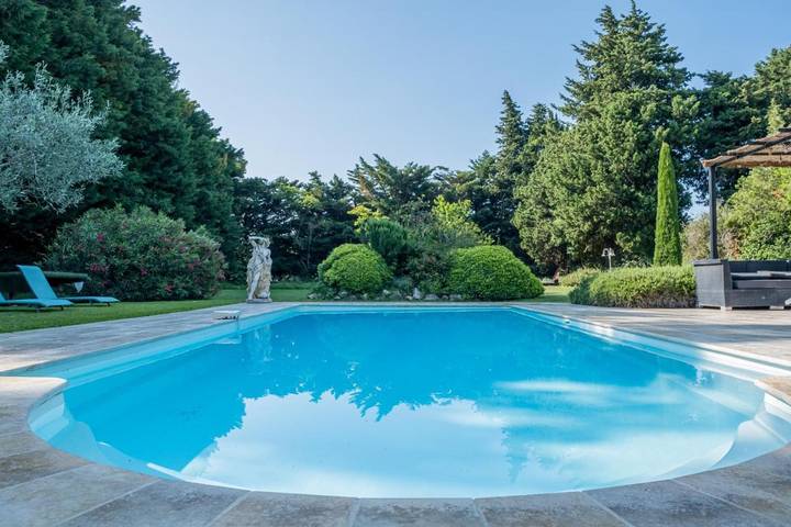 Location de vacances pour 12 personnes, avec jardin ainsi que vue et piscine, adapté aux familles à Sénas - 2