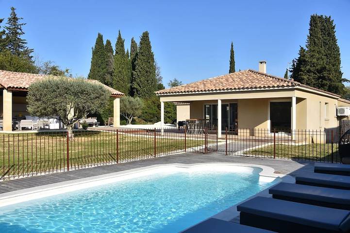 Location de vacances pour 10 personnes, avec jardin et terrasse à Arpaillargues-et-Aureillac