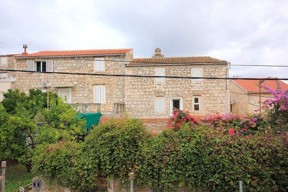 Ganze Wohnung, 1-Zimmer-Ferienwohnung mit Balkon Vis (A-2457-a) in Vis Stadt, Vis