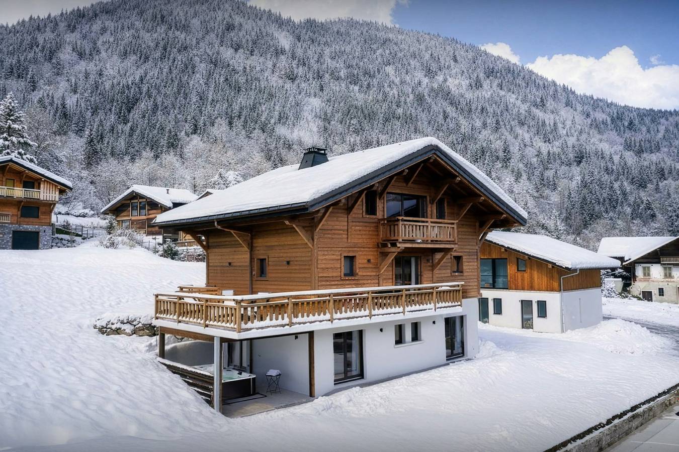Bright, modern chalet for 8 with terraces and hot tub - Ovo Network in Essert-Romand, Les Portes du Soleil