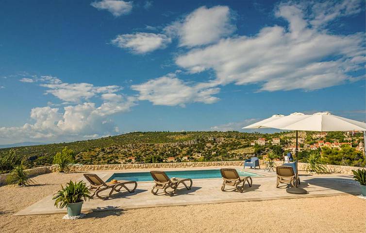 Apartment am Meer mit Pool, WLAN und Parkplatz – 1 km bis zur Küste in Milna, Brac