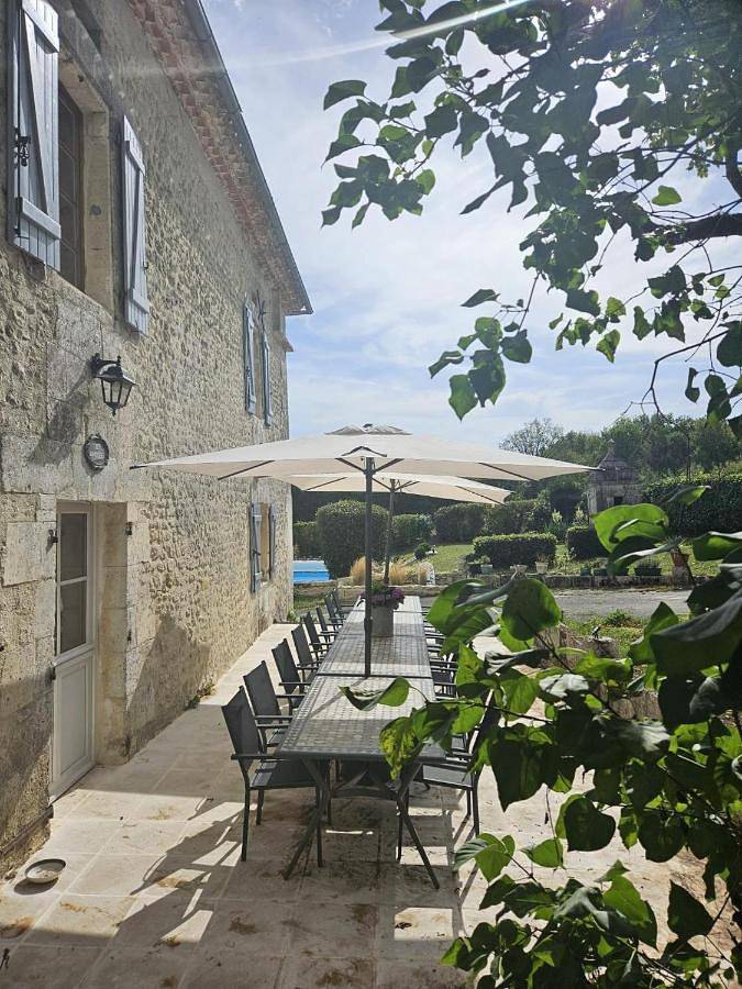 Location de vacances pour 14 personnes, avec piscine ainsi que jardin et vue, animaux acceptés à Champagne-et-Fontaine - 2