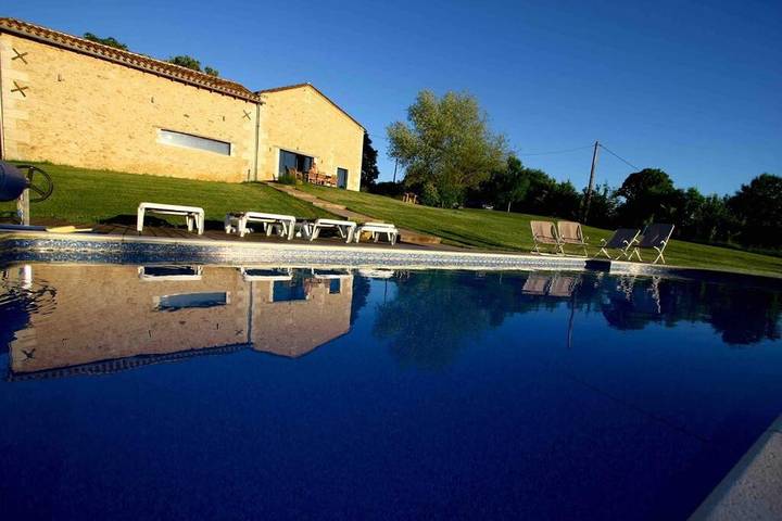 Location de vacances pour 10 personnes, avec piscine ainsi que jardin et vue à Bourrou