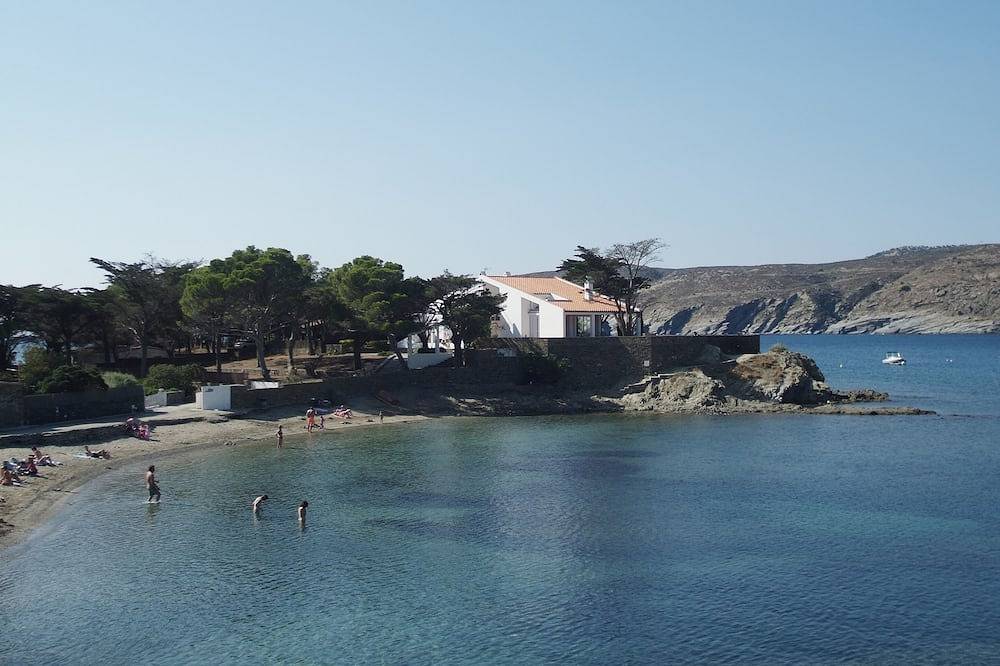 Beachfront villa with unbeatable views of the village in Platja de ses Oliveres (Cadaques), Cadaques