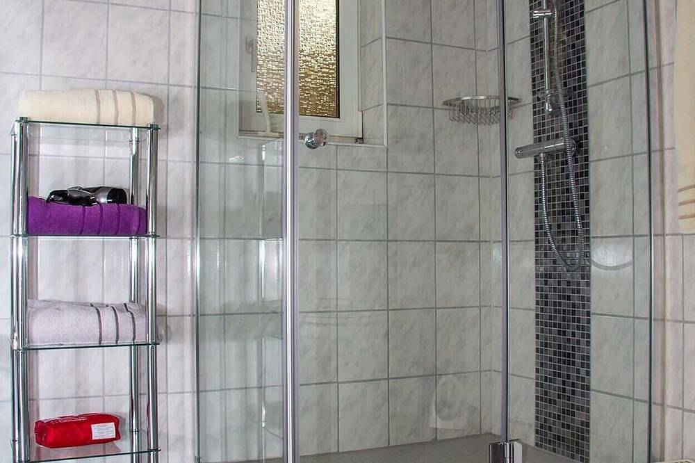 Ferienhaus mit großem eingezäunten Grundstück direkt am Kanal in Grimersum, Krummhörn