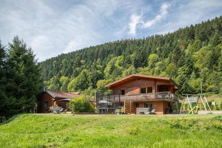 Chalet pour 4 personnes, avec jacuzzi ainsi que jardin et terrasse