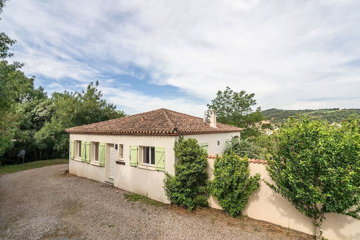 Location de vacances pour 6 personnes, avec terrasse et jacuzzi ainsi que jardin et piscine à Félines-Minervois