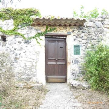 Gîte pour 3 personnes, avec piscine et terrasse à Rochemaure