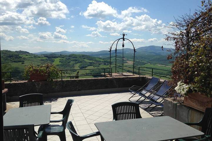 Location de vacances pour 12 personnes, avec balcon/terrasse et terrasse, animaux acceptés à Radicondoli